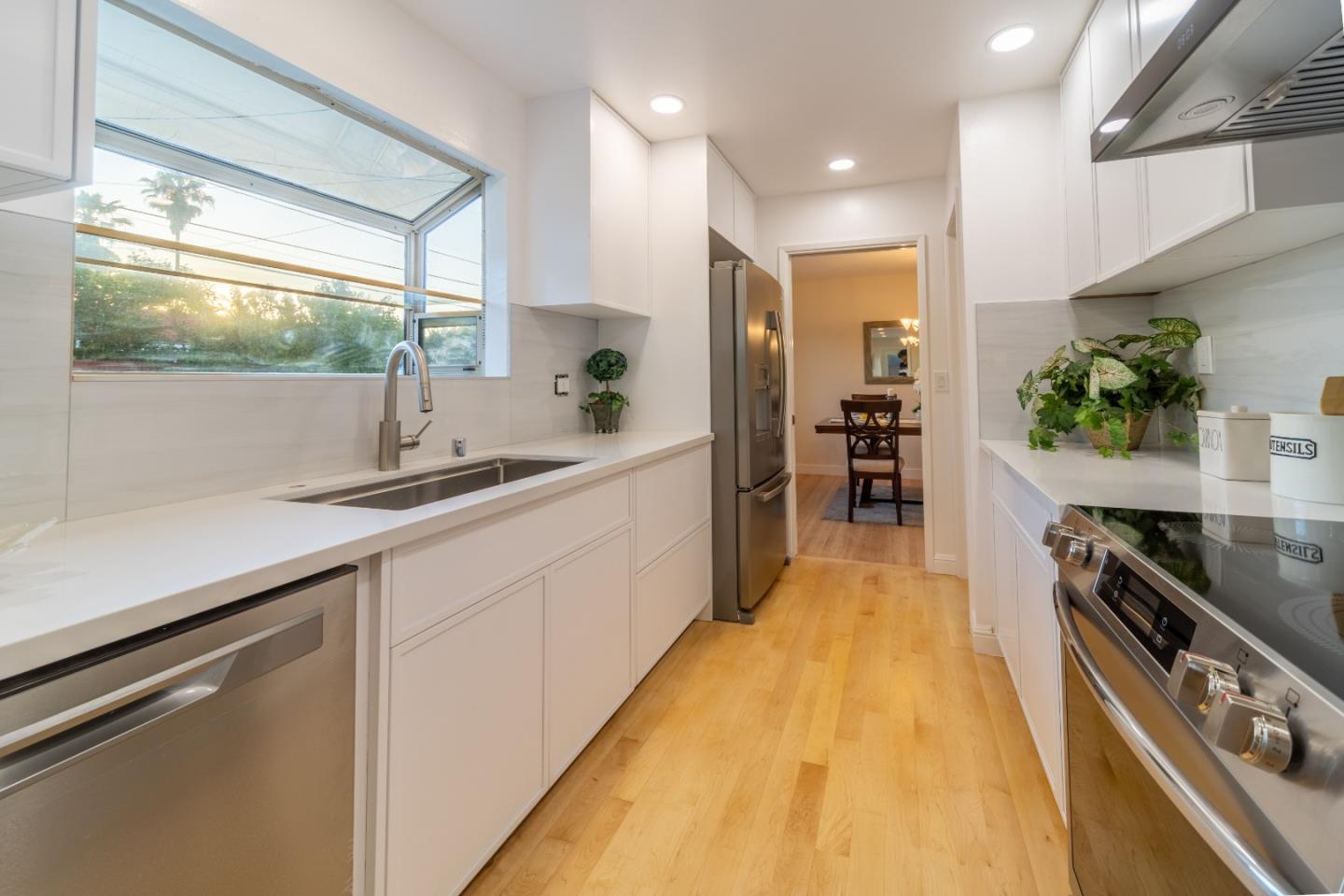 Detail Gallery Image 14 of 41 For 956 Redmond Ave, San Jose,  CA 95120 - 5 Beds | 2/1 Baths
