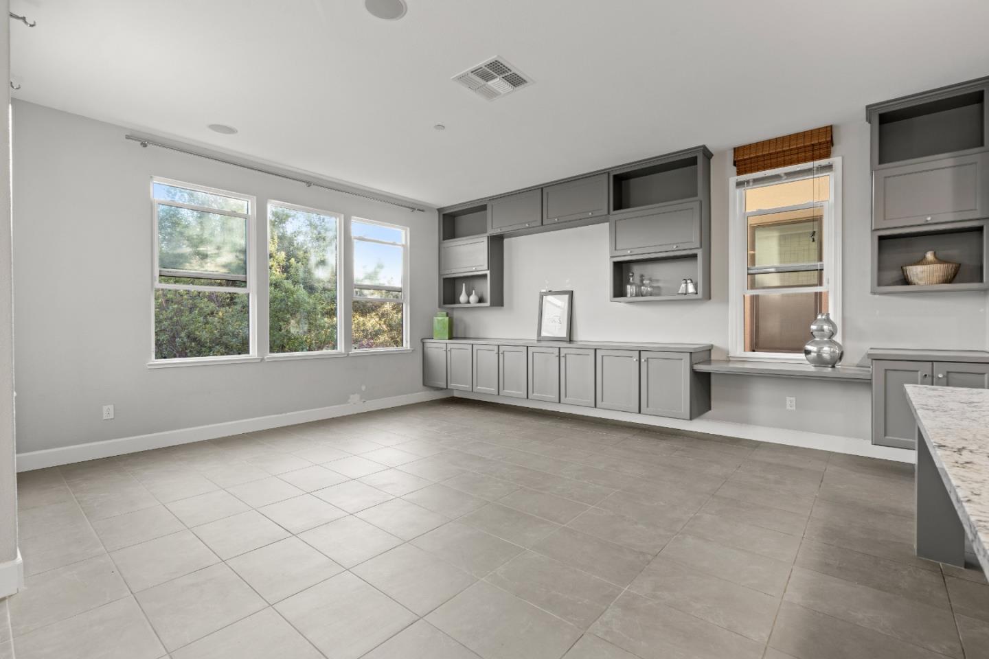 Detail Gallery Image 13 of 73 For 2006 Jubilee Dr, Hayward,  CA 94541 - 4 Beds | 4 Baths