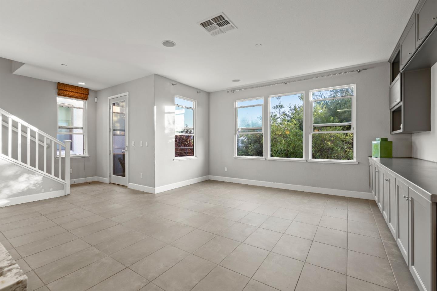Detail Gallery Image 14 of 73 For 2006 Jubilee Dr, Hayward,  CA 94541 - 4 Beds | 4 Baths
