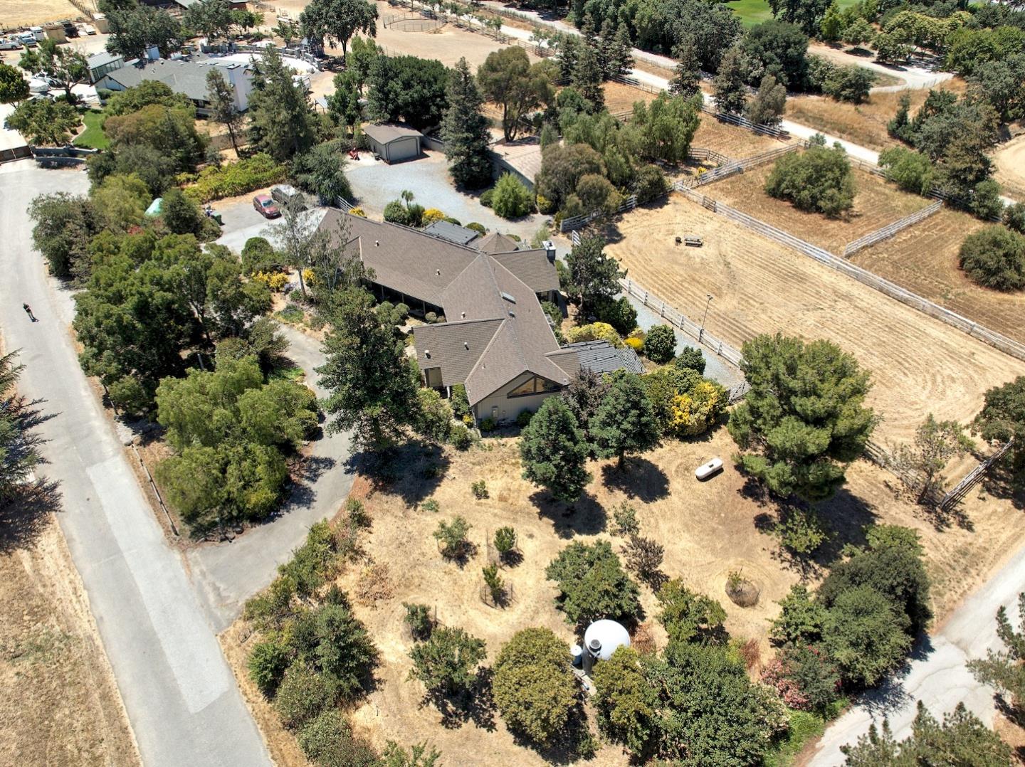 Detail Gallery Image 4 of 50 For 2000 Oscar Ct, Gilroy,  CA 95020 - 4 Beds | 3 Baths