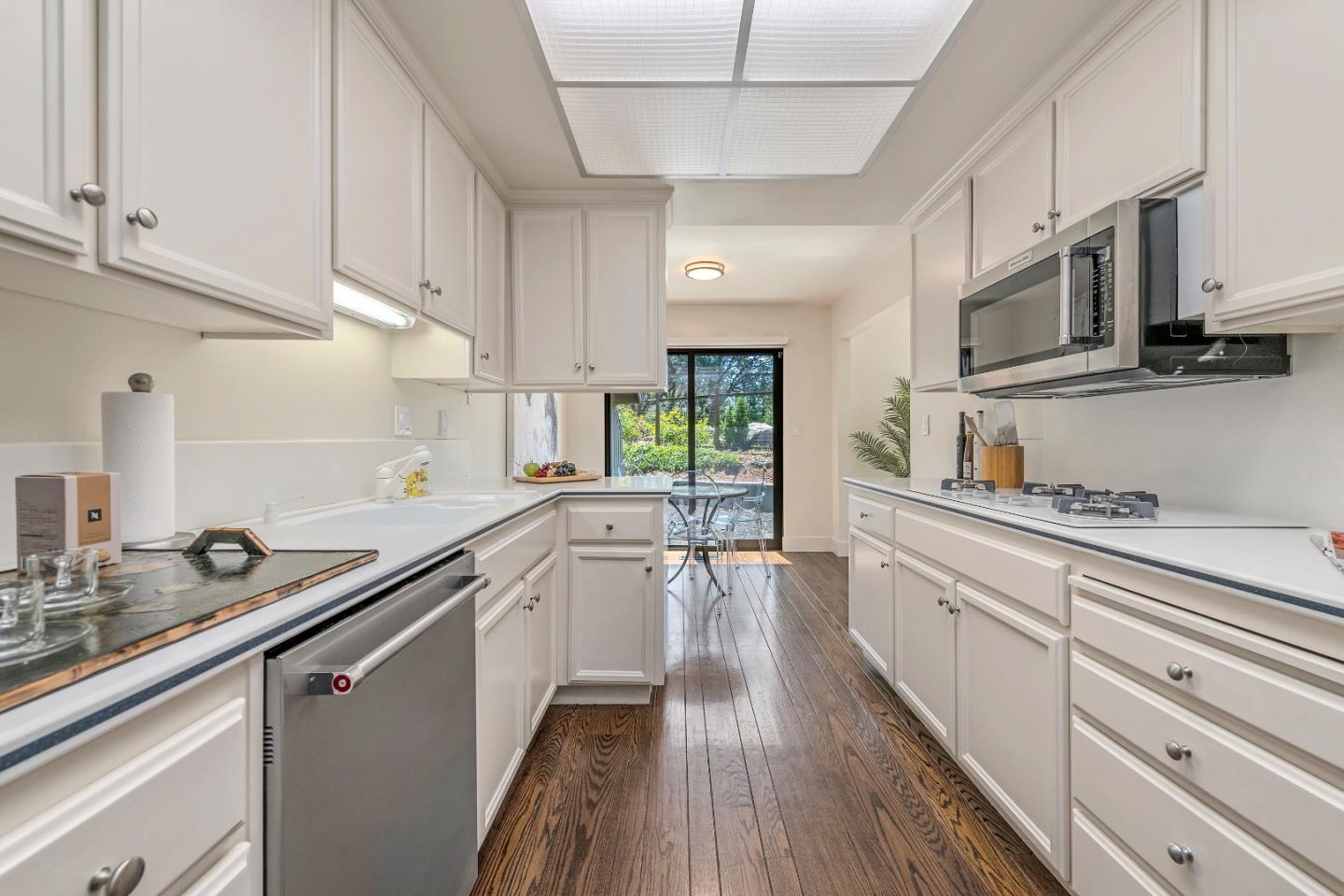 Detail Gallery Image 10 of 23 For 700 Sand Hill Cir, Menlo Park,  CA 94025 - 3 Beds | 2/1 Baths