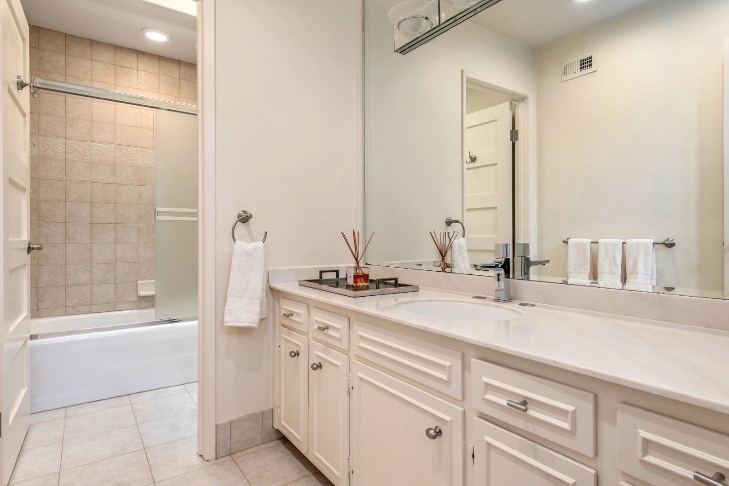 Detail Gallery Image 20 of 23 For 700 Sand Hill Cir, Menlo Park,  CA 94025 - 3 Beds | 2/1 Baths