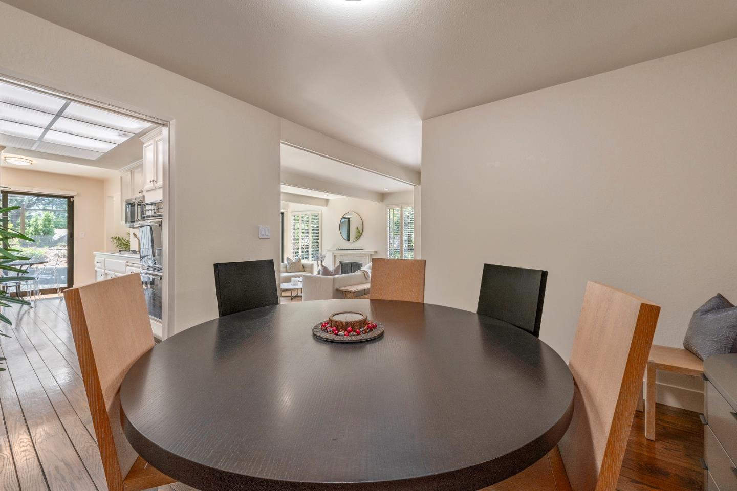 Detail Gallery Image 7 of 23 For 700 Sand Hill Cir, Menlo Park,  CA 94025 - 3 Beds | 2/1 Baths