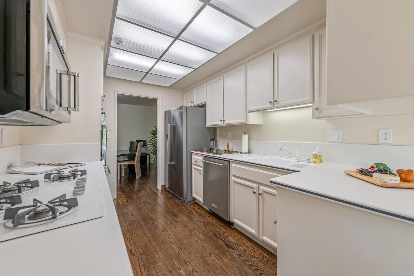 Detail Gallery Image 8 of 23 For 700 Sand Hill Cir, Menlo Park,  CA 94025 - 3 Beds | 2/1 Baths