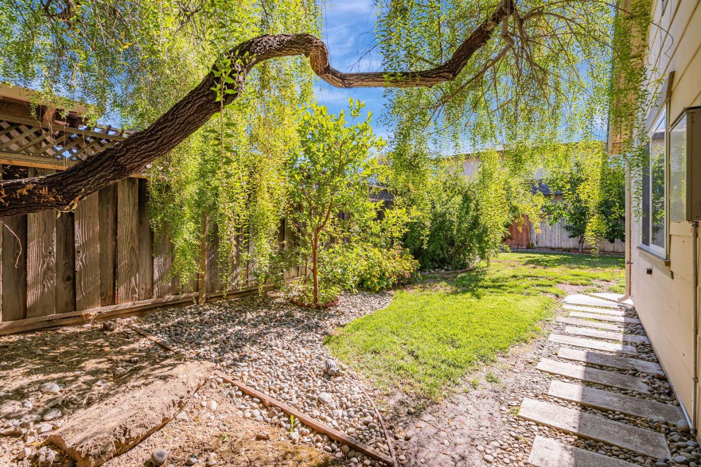 Detail Gallery Image 12 of 18 For 145 Park Bolton Pl, San Jose,  CA 95136 - 5 Beds | 3/1 Baths