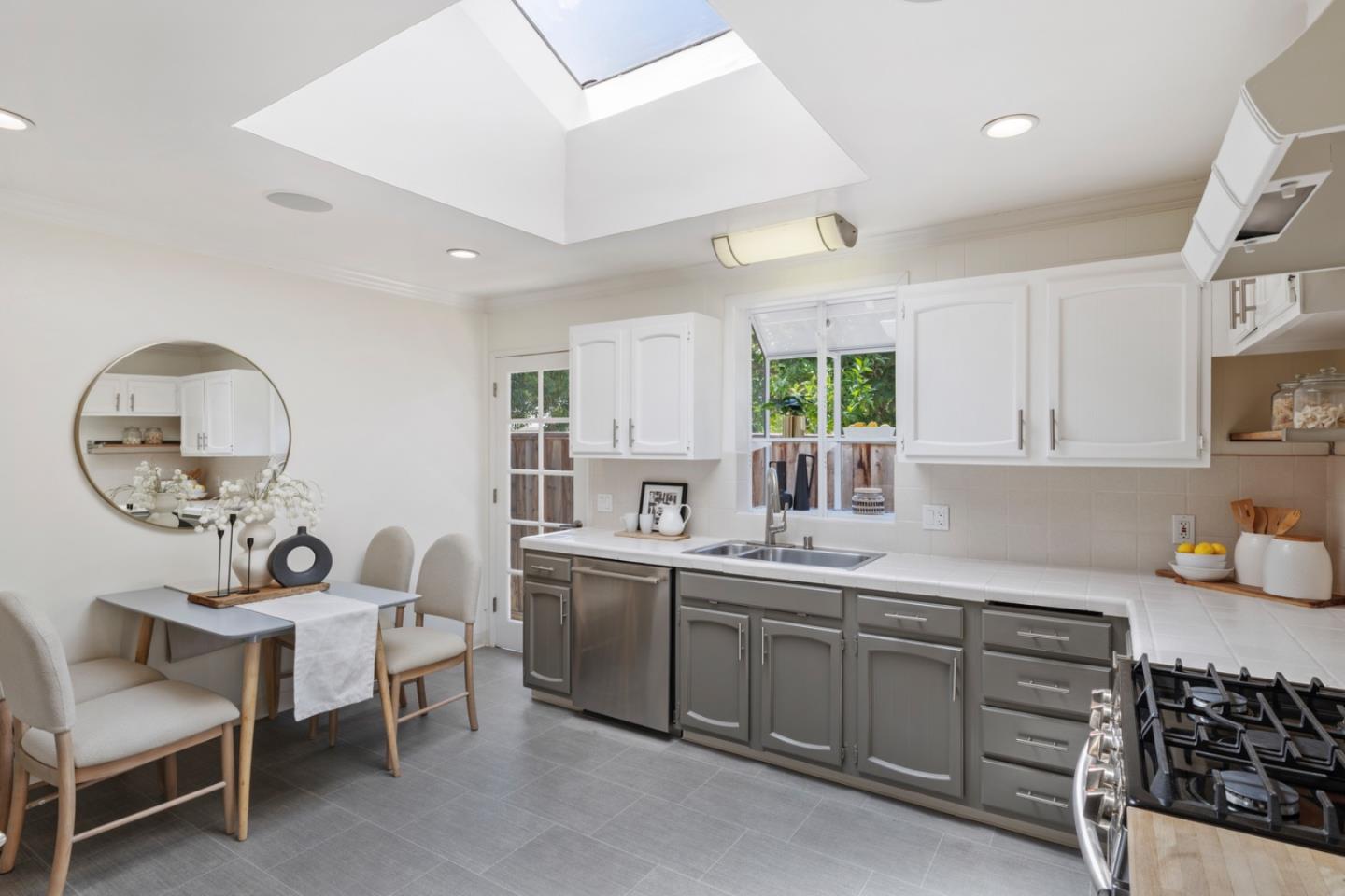 Detail Gallery Image 11 of 27 For 510 8th Ave, Menlo Park,  CA 94025 - 3 Beds | 1 Baths