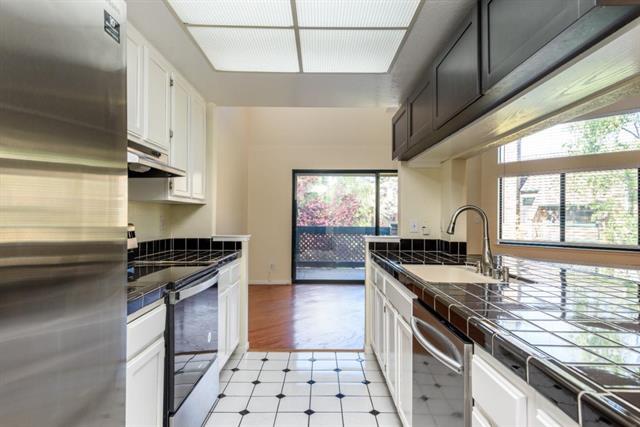 Detail Gallery Image 7 of 22 For 46 Cove Ln, Redwood City,  CA 94065 - 2 Beds | 2 Baths