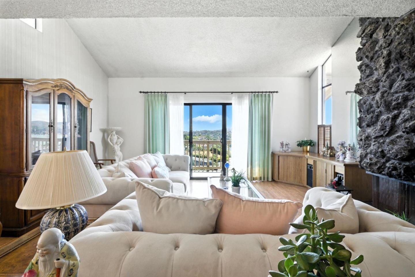 Detail Gallery Image 4 of 34 For 80 Marinero Cir, Tiburon,  CA 94920 - 2 Beds | 2/1 Baths