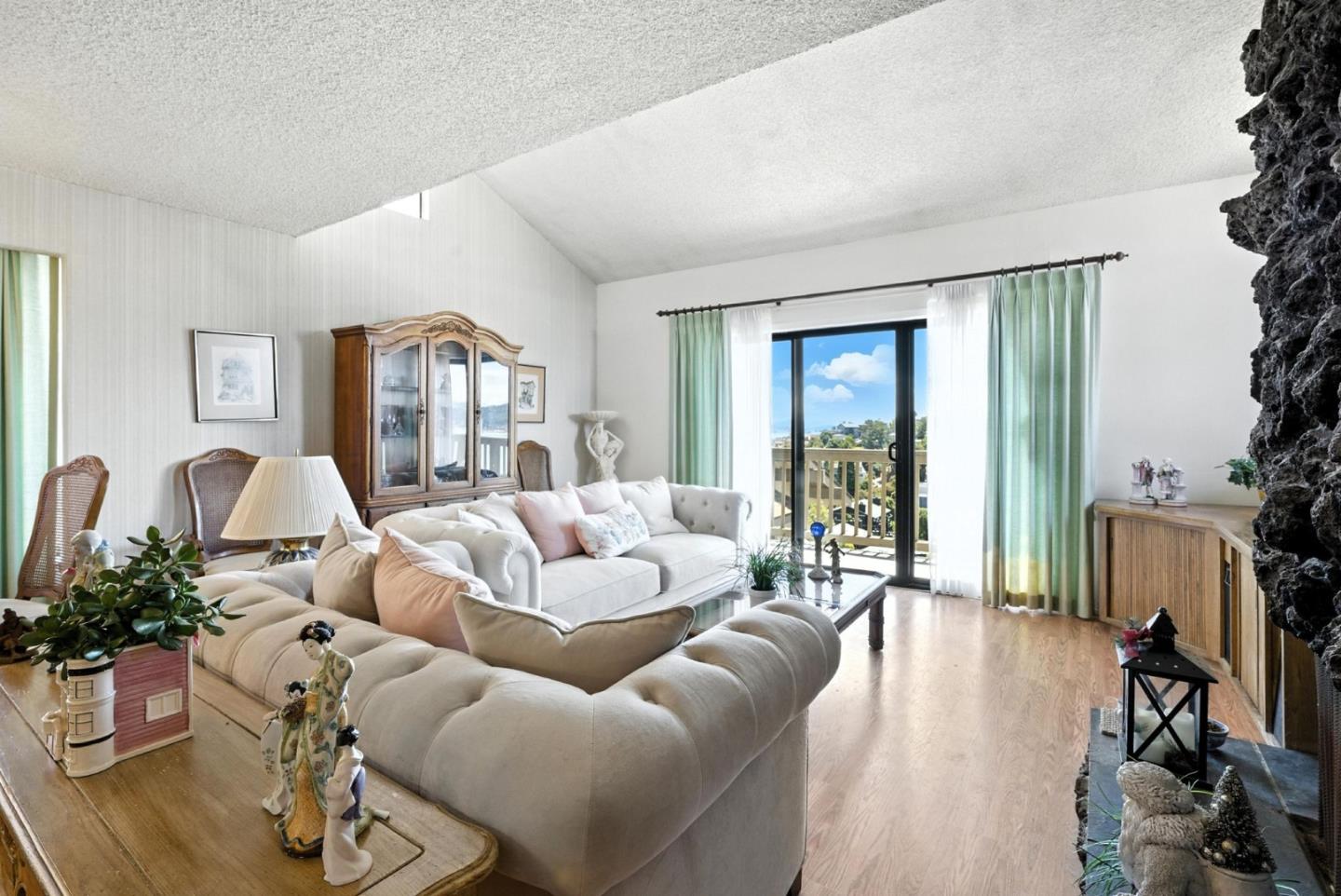 Detail Gallery Image 5 of 34 For 80 Marinero Cir, Tiburon,  CA 94920 - 2 Beds | 2/1 Baths