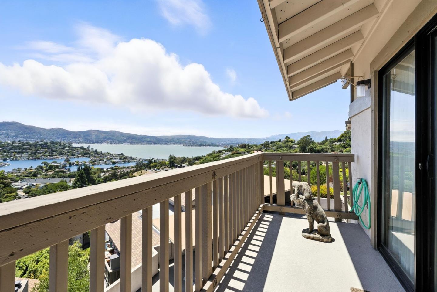 Detail Gallery Image 6 of 34 For 80 Marinero Cir, Tiburon,  CA 94920 - 2 Beds | 2/1 Baths