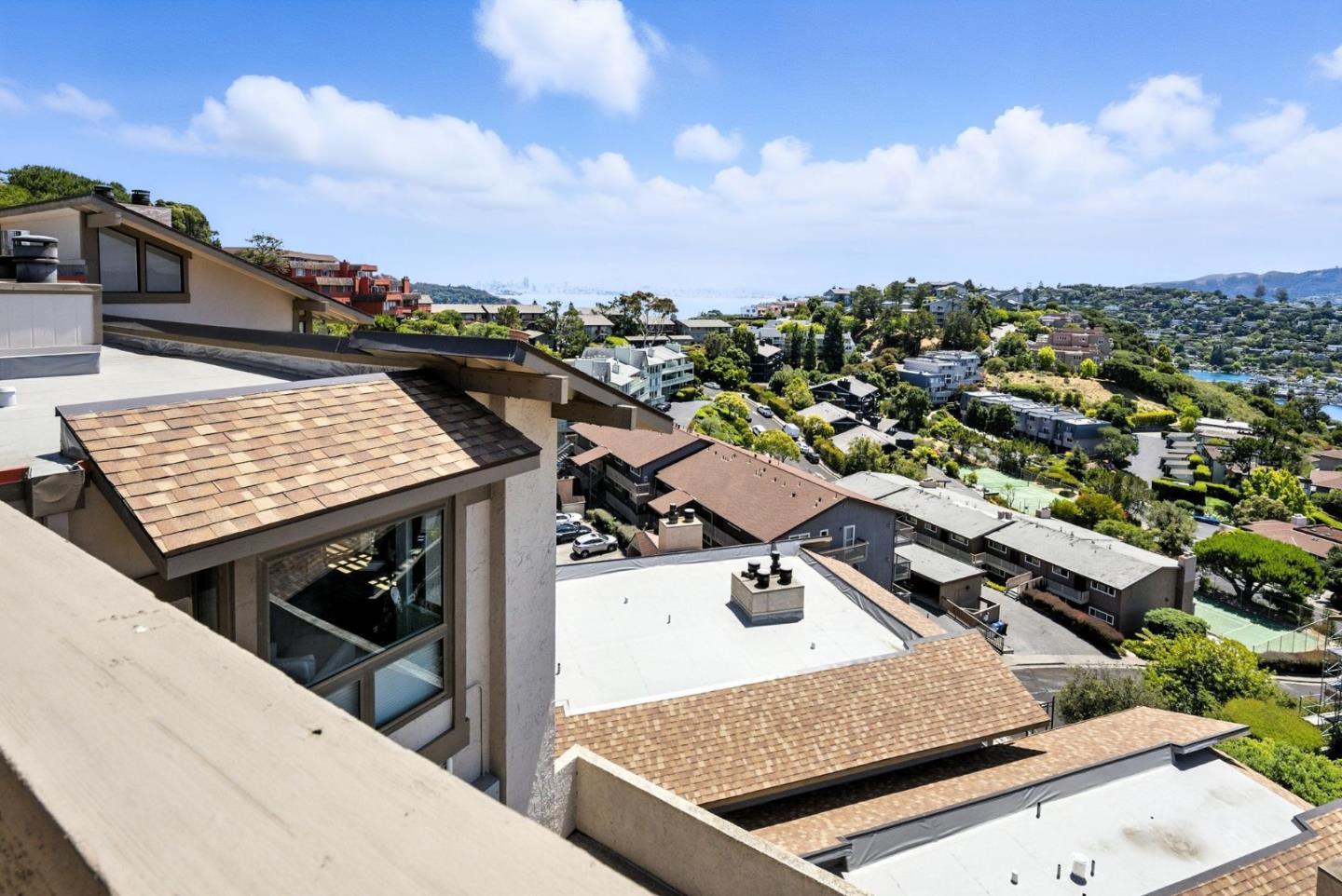 Detail Gallery Image 8 of 34 For 80 Marinero Cir, Tiburon,  CA 94920 - 2 Beds | 2/1 Baths