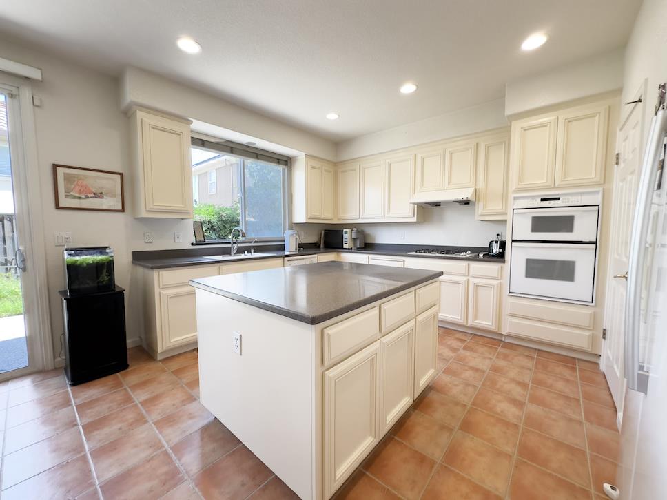 Detail Gallery Image 7 of 34 For 1675 via Cortina, San Jose,  CA 95120 - 4 Beds | 2/1 Baths