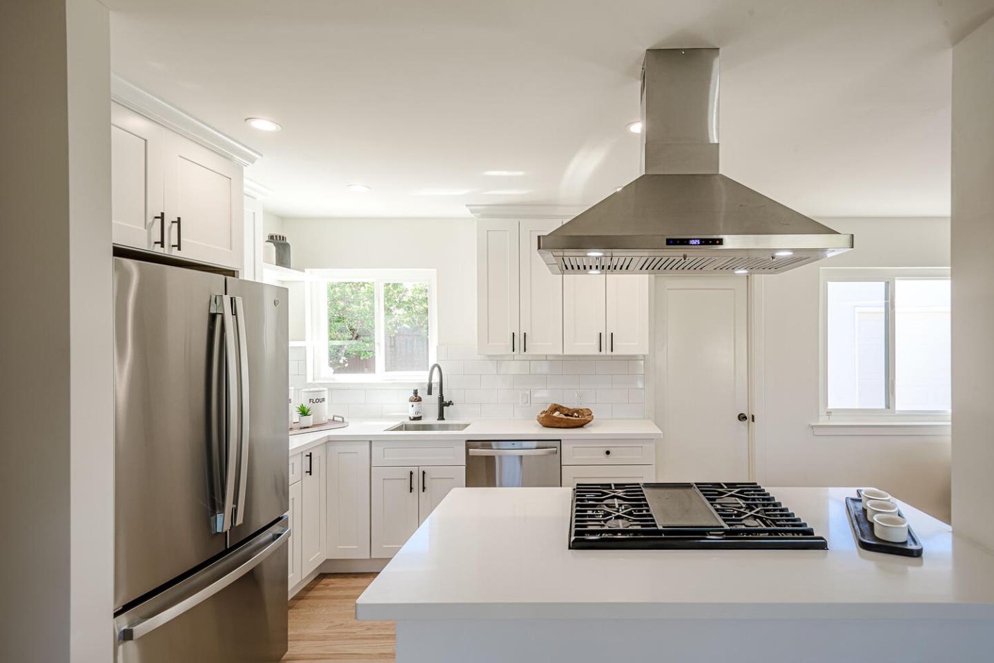Detail Gallery Image 7 of 26 For 220 Park Blvd, Millbrae,  CA 94030 - 3 Beds | 1/1 Baths