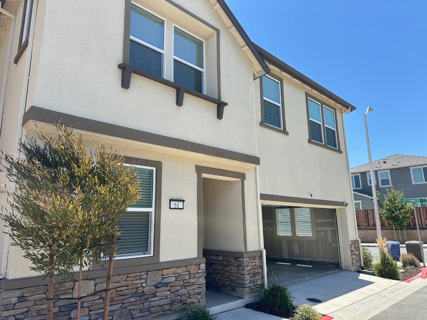 Detail Gallery Image 2 of 31 For 61 Brook Ln, Pittsburg,  CA 94565 - 5 Beds | 4/1 Baths