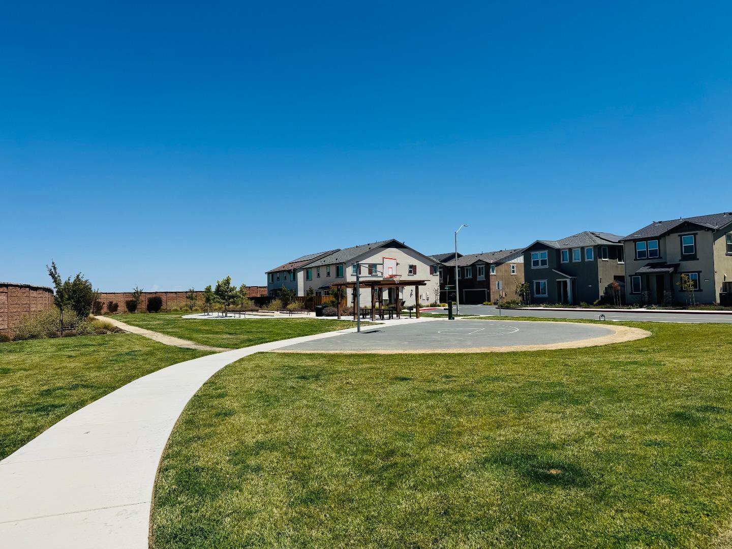 Detail Gallery Image 24 of 31 For 61 Brook Ln, Pittsburg,  CA 94565 - 5 Beds | 4/1 Baths