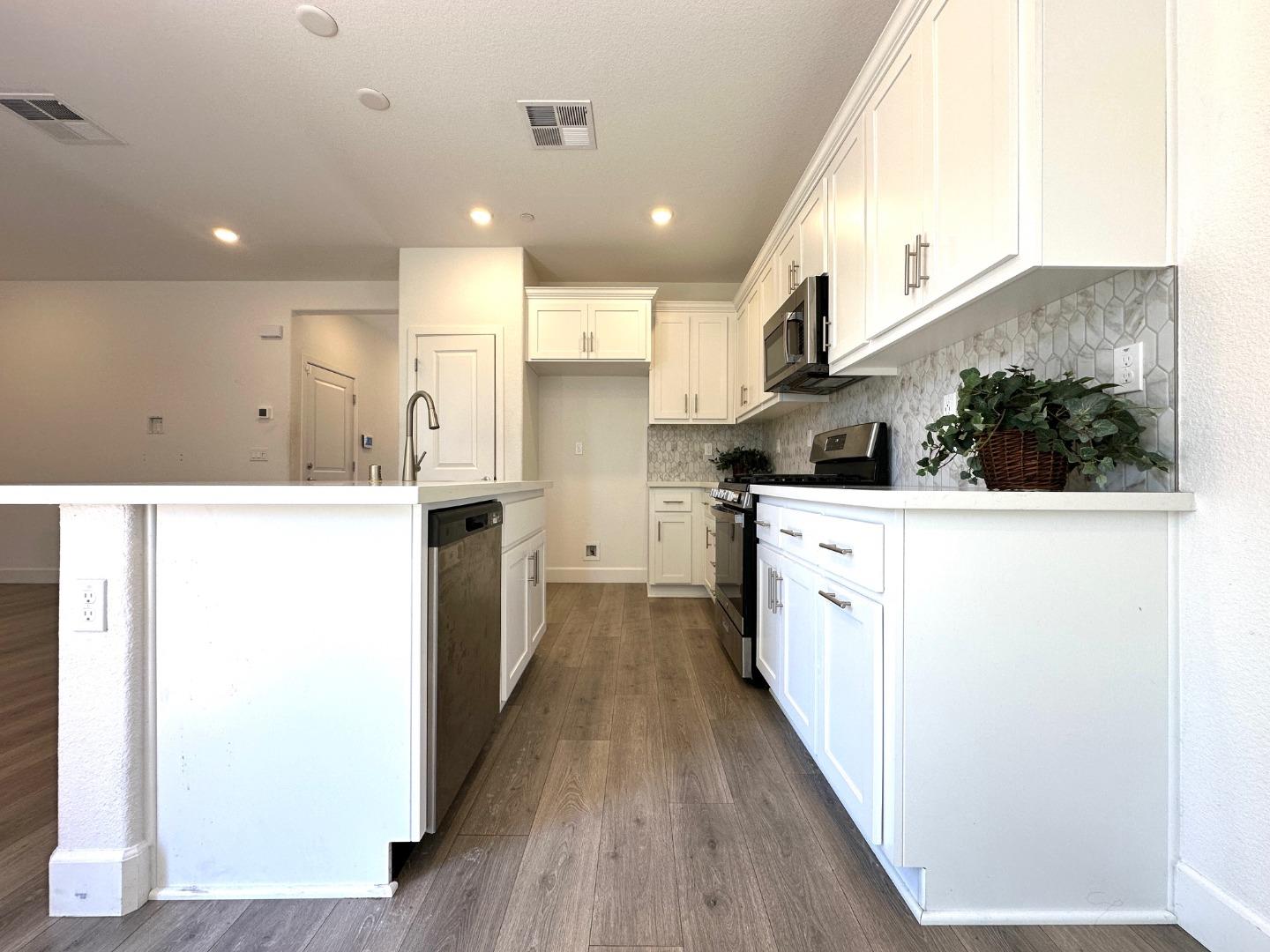 Detail Gallery Image 3 of 31 For 61 Brook Ln, Pittsburg,  CA 94565 - 5 Beds | 4/1 Baths