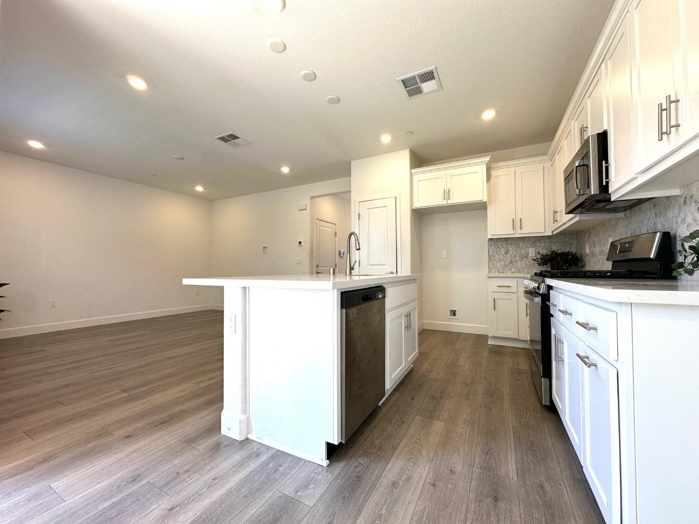 Detail Gallery Image 5 of 31 For 61 Brook Ln, Pittsburg,  CA 94565 - 5 Beds | 4/1 Baths