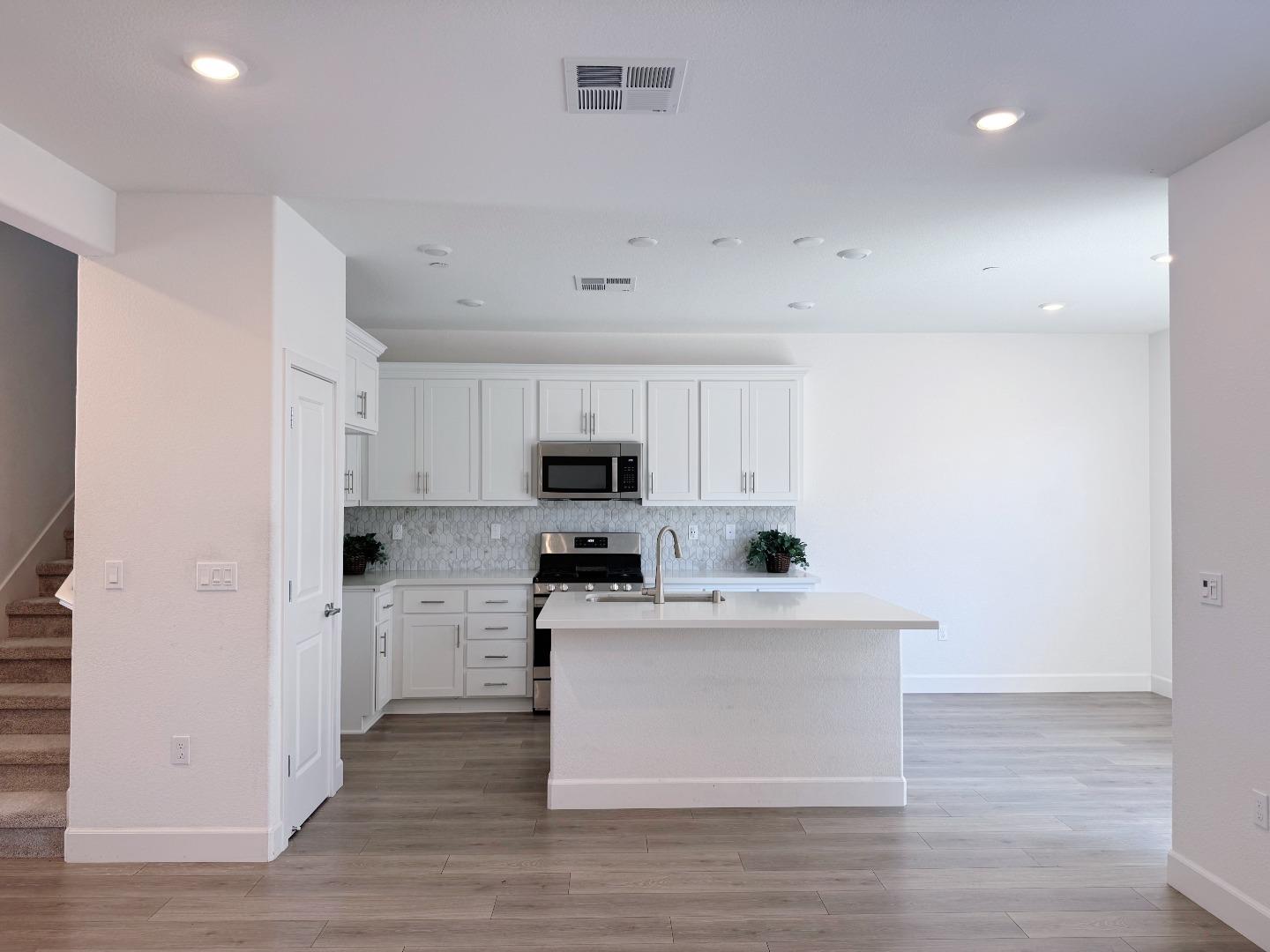 Detail Gallery Image 6 of 31 For 61 Brook Ln, Pittsburg,  CA 94565 - 5 Beds | 4/1 Baths