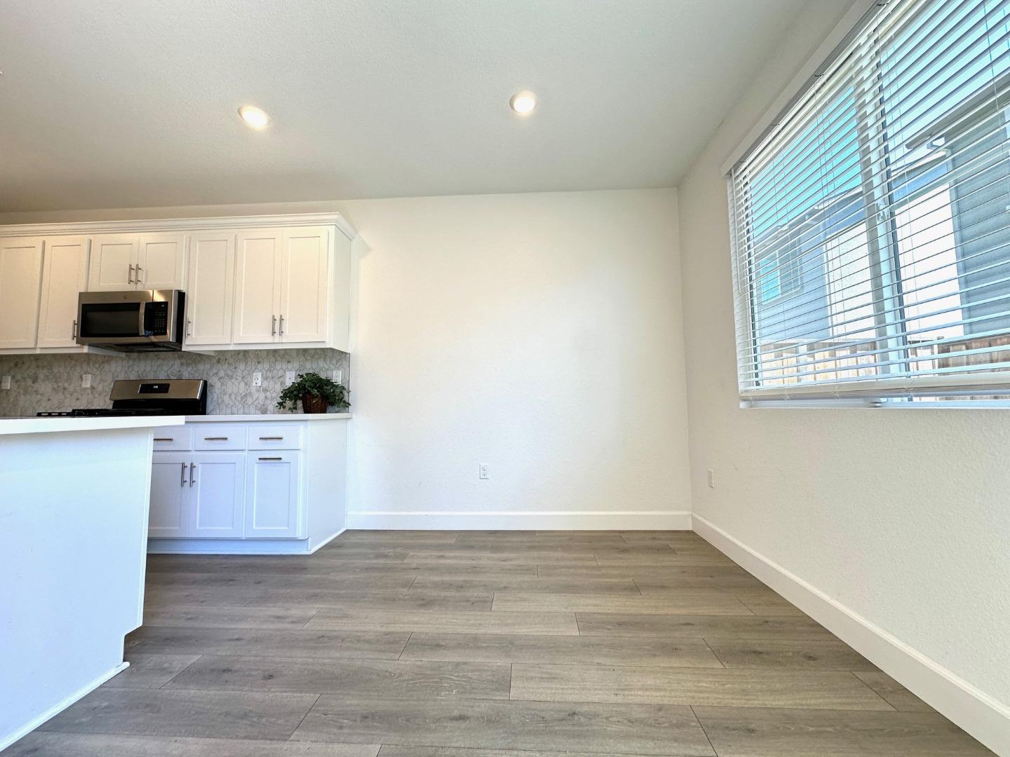 Detail Gallery Image 7 of 31 For 61 Brook Ln, Pittsburg,  CA 94565 - 5 Beds | 4/1 Baths