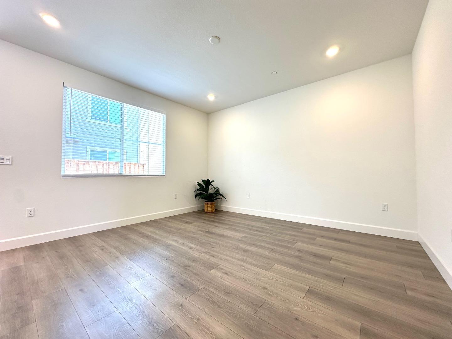 Detail Gallery Image 8 of 31 For 61 Brook Ln, Pittsburg,  CA 94565 - 5 Beds | 4/1 Baths