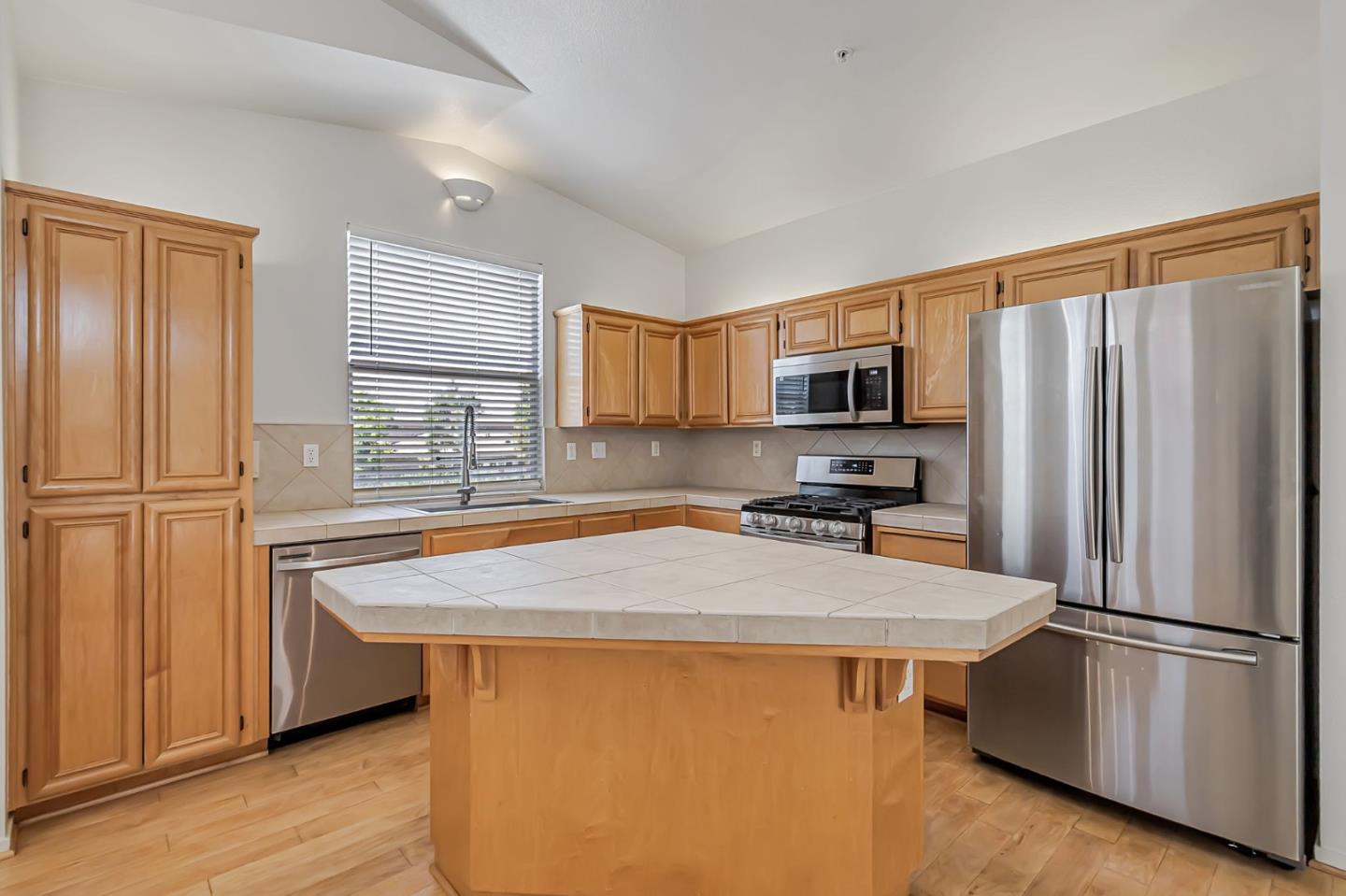 Detail Gallery Image 14 of 41 For 1075 Esparanza Way, San Jose,  CA 95138 - 3 Beds | 3 Baths