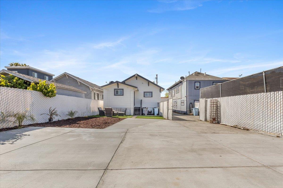 Detail Gallery Image 4 of 48 For 1237 Ashby Ave, Berkeley,  CA 94702 - 2 Beds | 2 Baths
