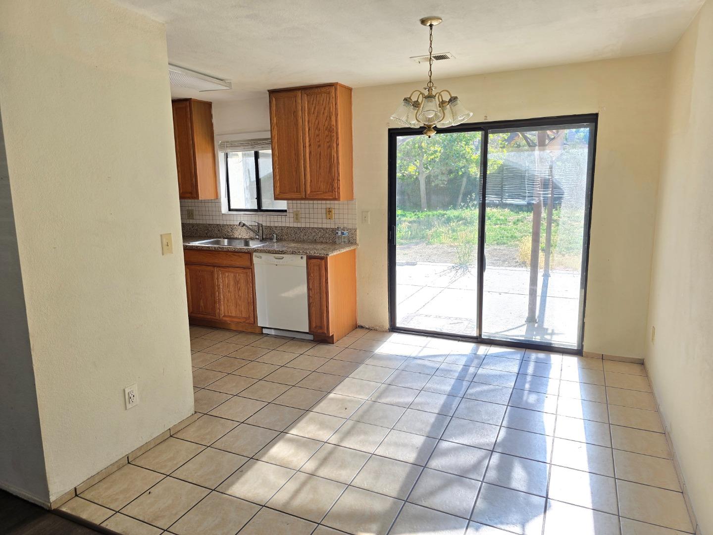 Detail Gallery Image 4 of 16 For 840 Line, Hollister,  CA 95023 - 3 Beds | 2 Baths