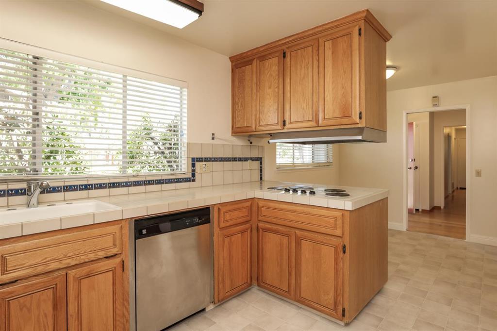 Detail Gallery Image 5 of 13 For 4120 Donald Dr, Palo Alto,  CA 94306 - 4 Beds | 3 Baths