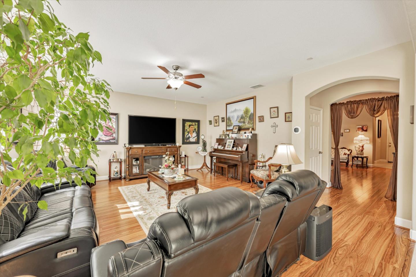 Detail Gallery Image 10 of 43 For 1652 Maidencane Way, Los Banos,  CA 93635 - 5 Beds | 3/1 Baths