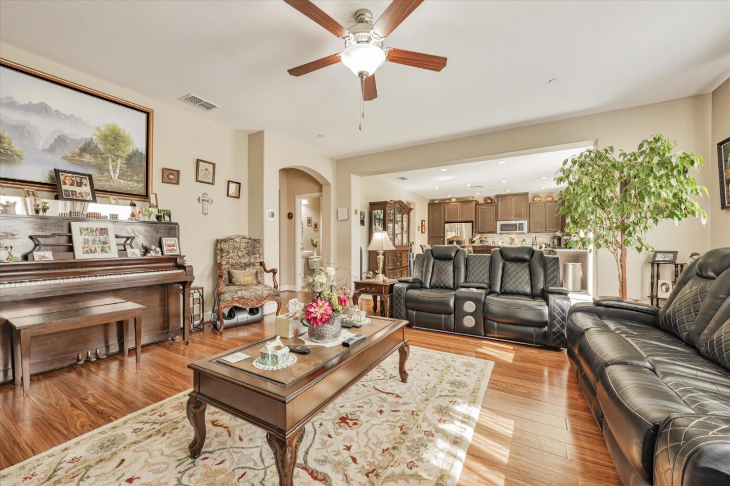 Detail Gallery Image 11 of 43 For 1652 Maidencane Way, Los Banos,  CA 93635 - 5 Beds | 3/1 Baths