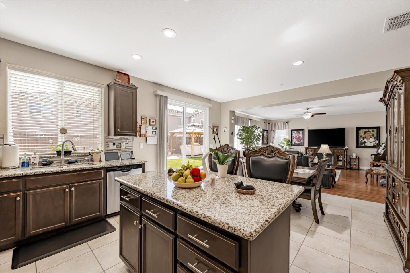 Detail Gallery Image 15 of 43 For 1652 Maidencane Way, Los Banos,  CA 93635 - 5 Beds | 3/1 Baths