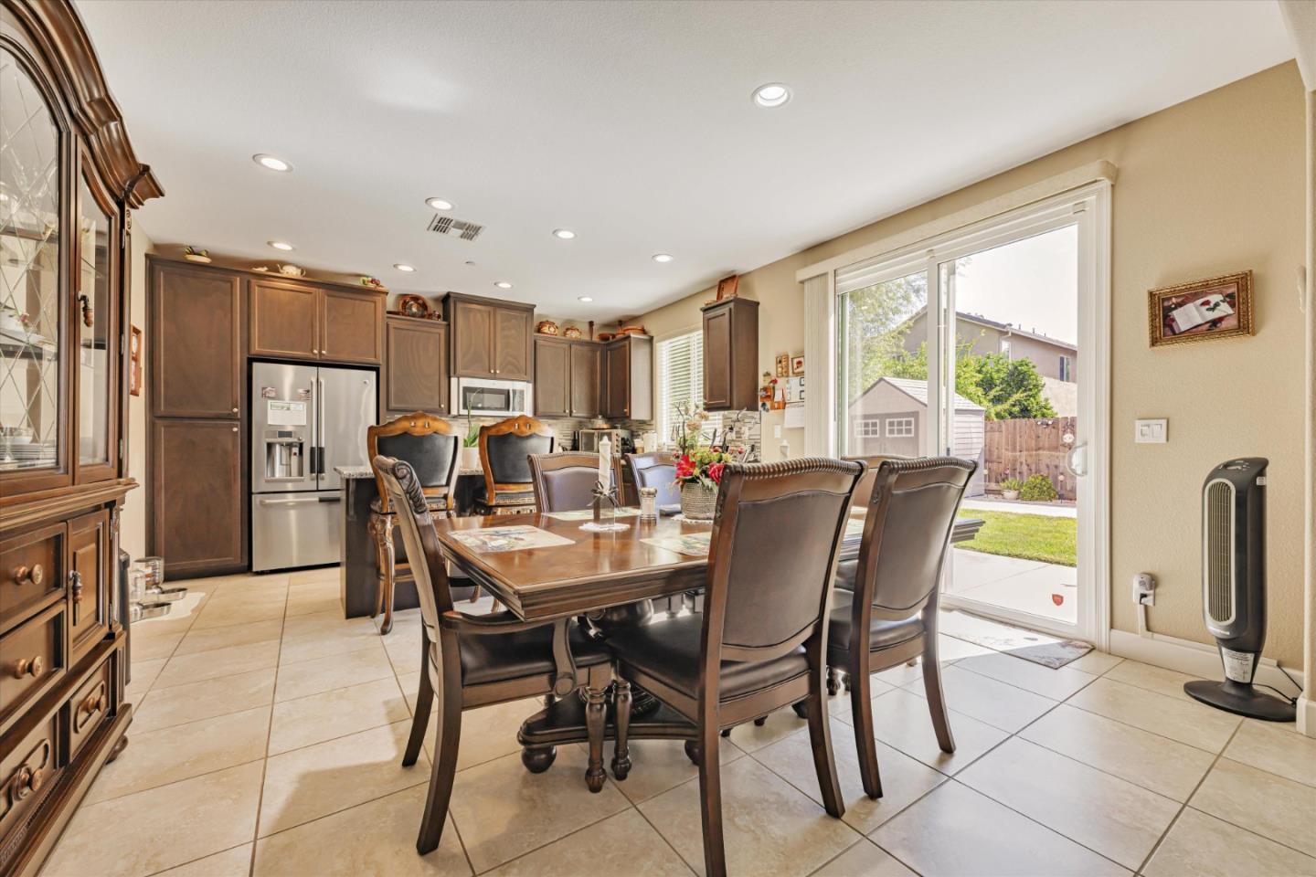 Detail Gallery Image 16 of 43 For 1652 Maidencane Way, Los Banos,  CA 93635 - 5 Beds | 3/1 Baths