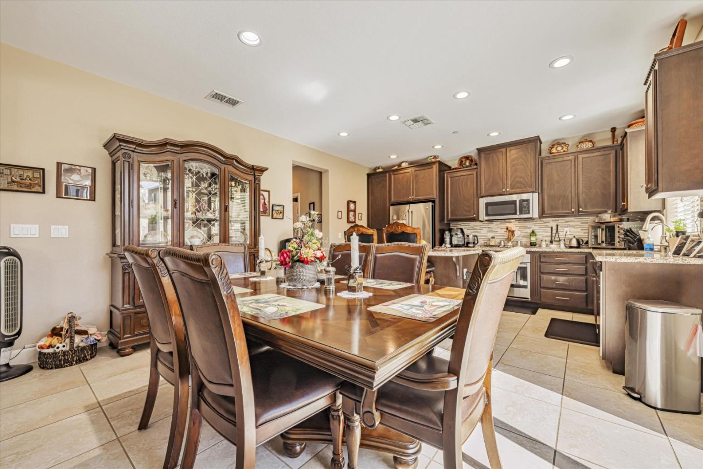 Detail Gallery Image 17 of 43 For 1652 Maidencane Way, Los Banos,  CA 93635 - 5 Beds | 3/1 Baths