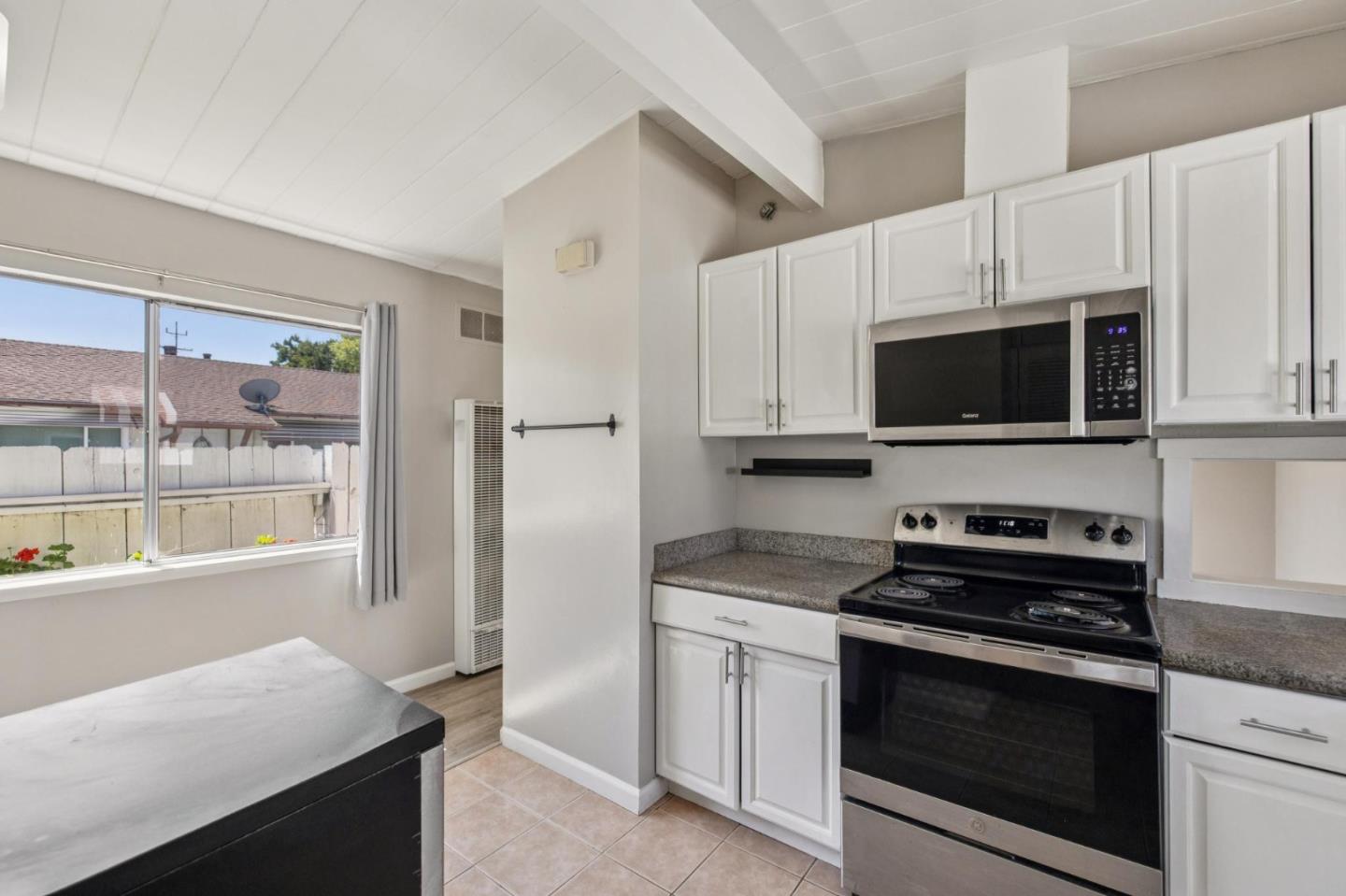 Detail Gallery Image 10 of 29 For 3271 Alma St, Palo Alto,  CA 94306 - 3 Beds | 2 Baths