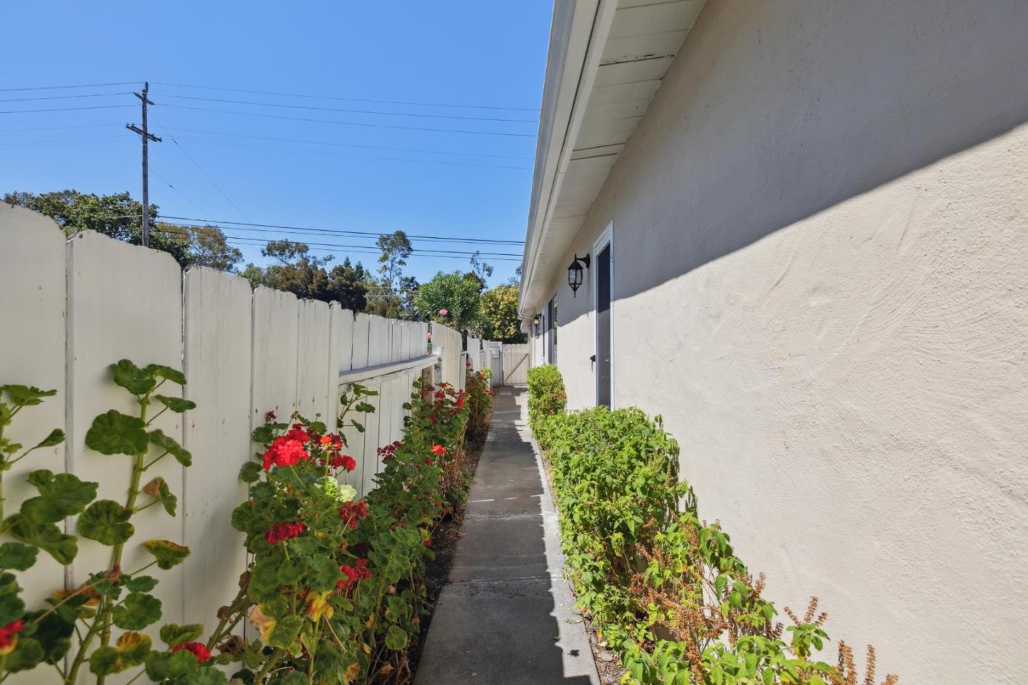 Detail Gallery Image 4 of 29 For 3271 Alma St, Palo Alto,  CA 94306 - 3 Beds | 2 Baths