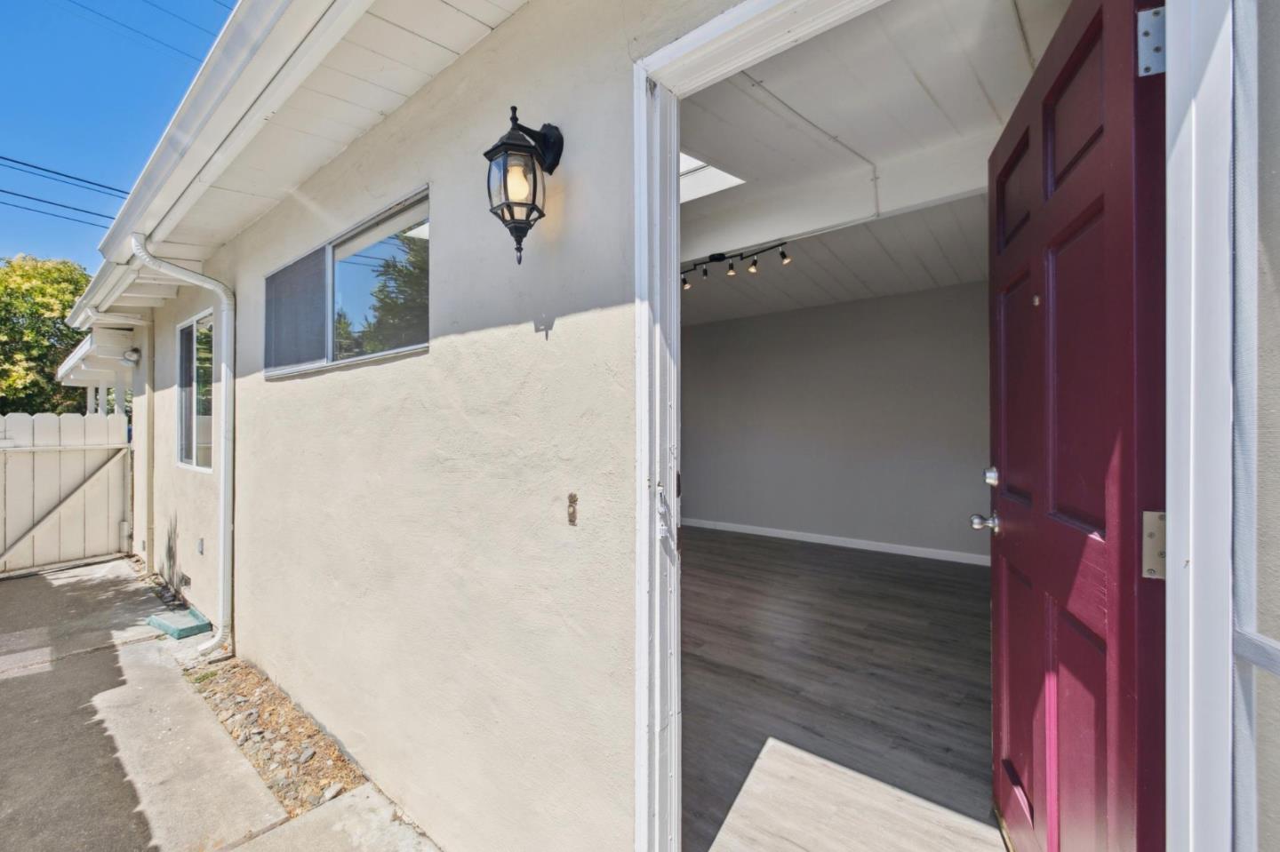 Detail Gallery Image 5 of 29 For 3271 Alma St, Palo Alto,  CA 94306 - 3 Beds | 2 Baths