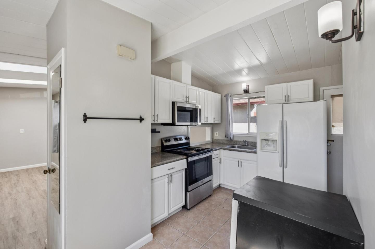Detail Gallery Image 9 of 29 For 3271 Alma St, Palo Alto,  CA 94306 - 3 Beds | 2 Baths