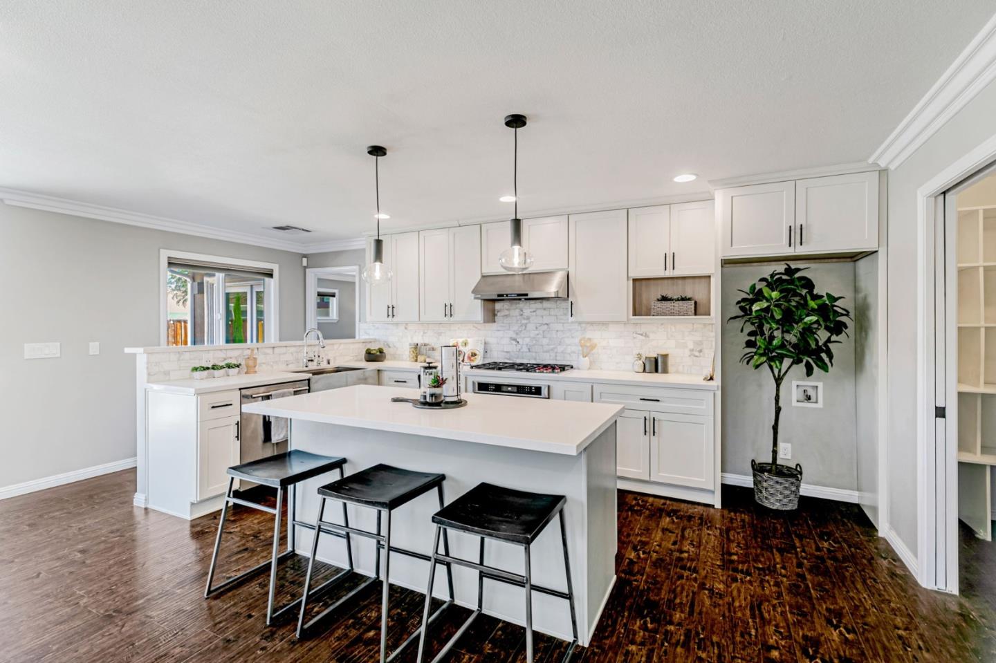 Detail Gallery Image 13 of 72 For 5562 Starcrest Dr, San Jose,  CA 95123 - 3 Beds | 3 Baths