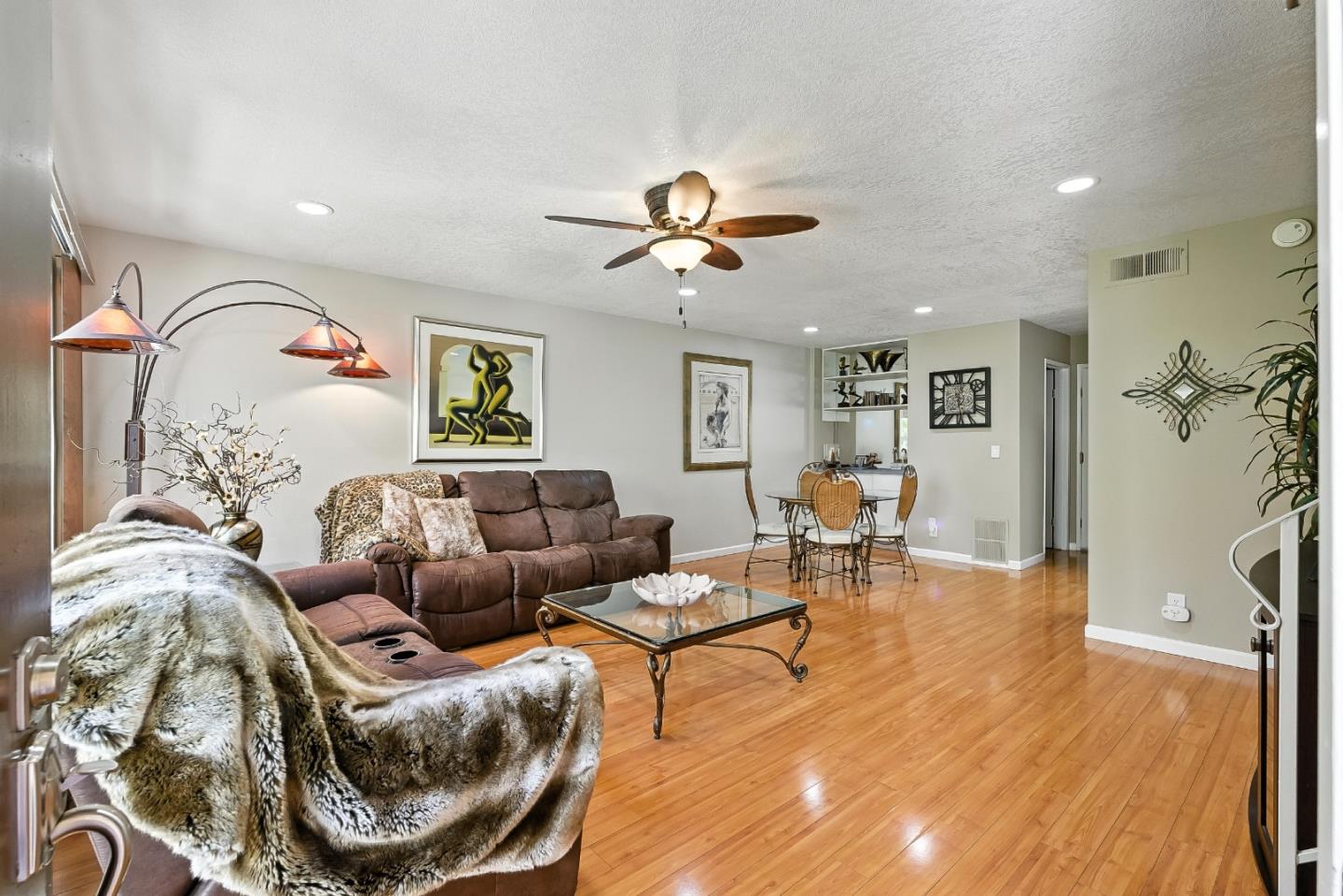 Detail Gallery Image 3 of 28 For 539 Giuffrida Ave #E,  San Jose,  CA 95123 - 2 Beds | 2/1 Baths