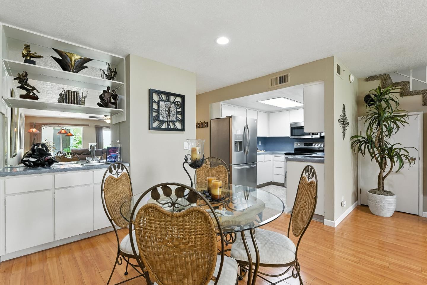 Detail Gallery Image 5 of 28 For 539 Giuffrida Ave #E,  San Jose,  CA 95123 - 2 Beds | 2/1 Baths