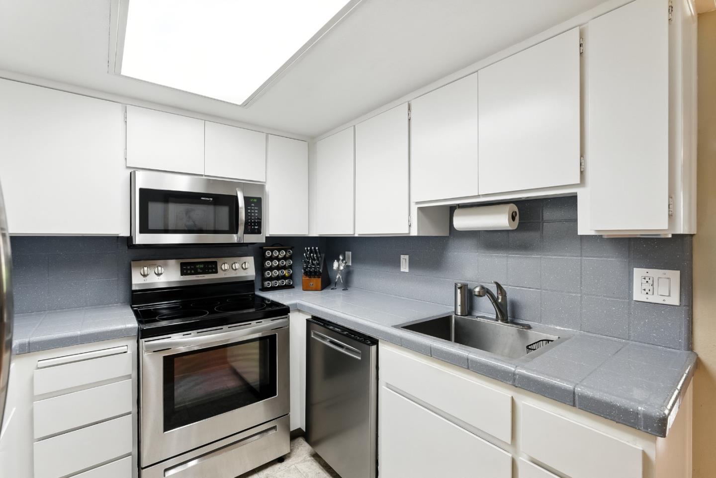 Detail Gallery Image 8 of 28 For 539 Giuffrida Ave #E,  San Jose,  CA 95123 - 2 Beds | 2/1 Baths