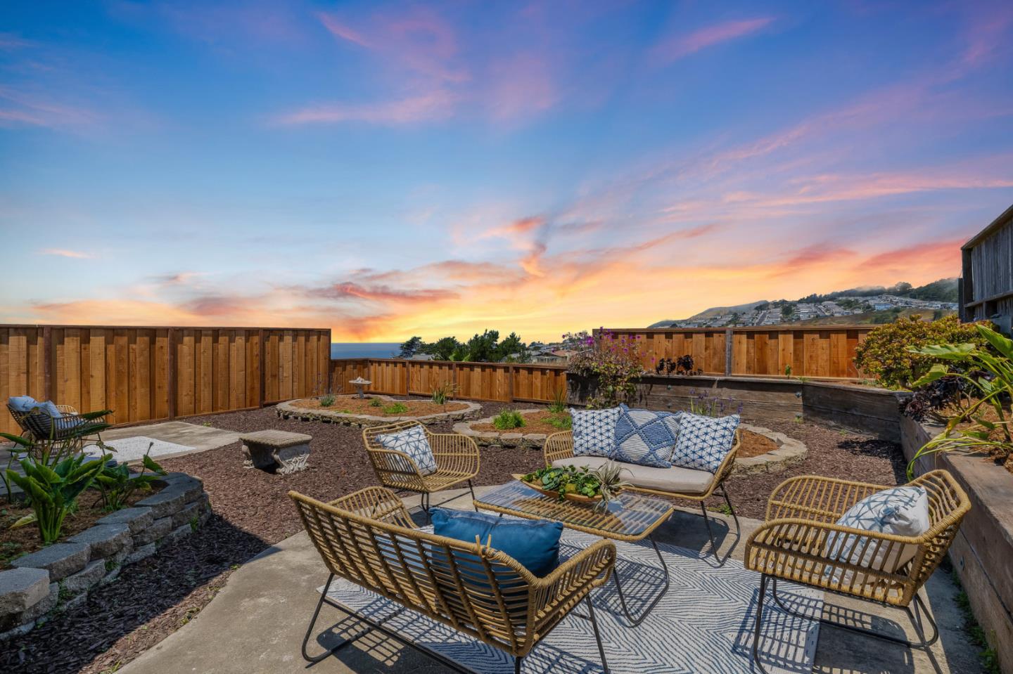 Detail Gallery Image 5 of 54 For 373 Coral Ridge Dr, Pacifica,  CA 94044 - 4 Beds | 3 Baths