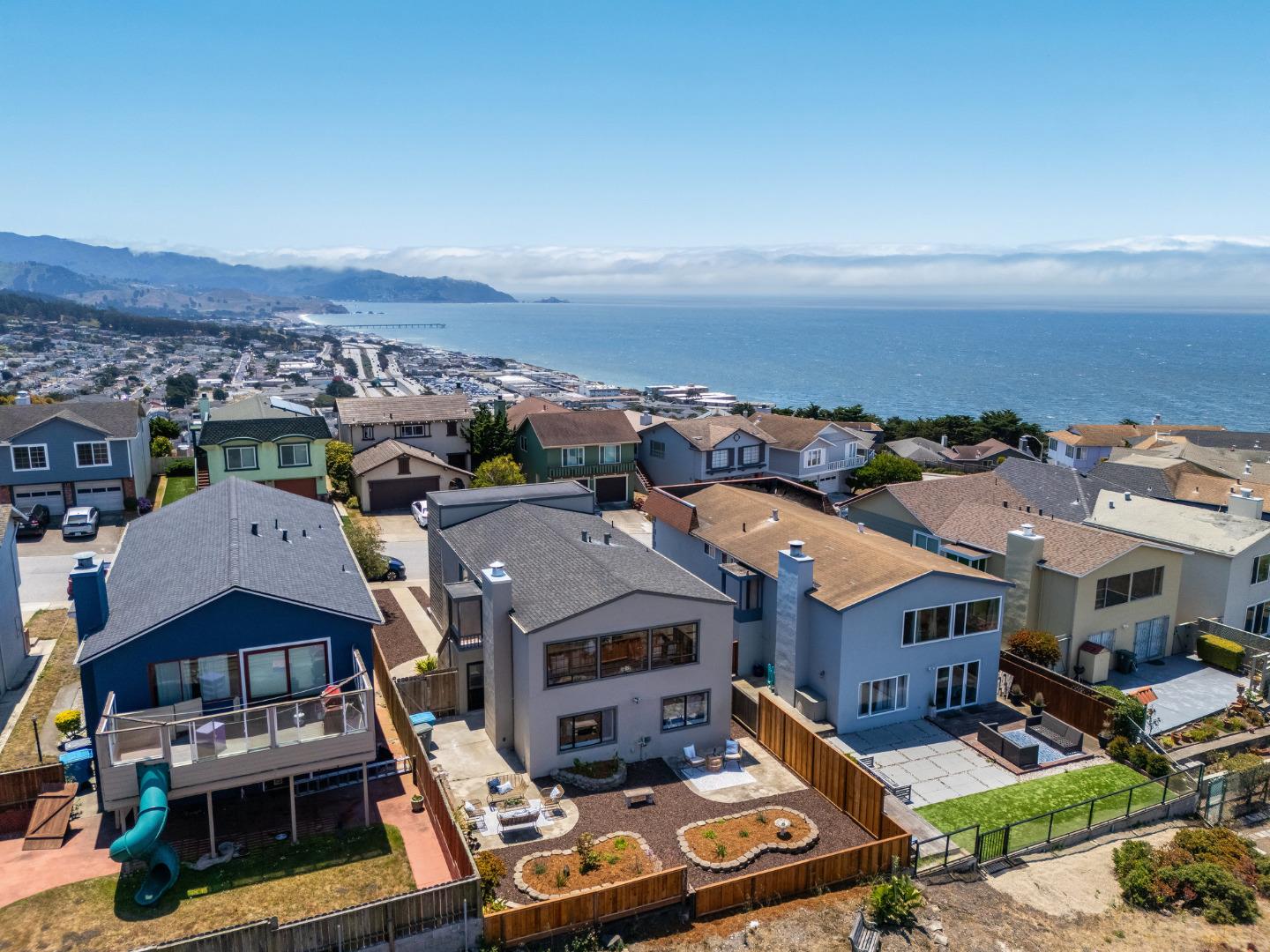 Detail Gallery Image 6 of 54 For 373 Coral Ridge Dr, Pacifica,  CA 94044 - 4 Beds | 3 Baths