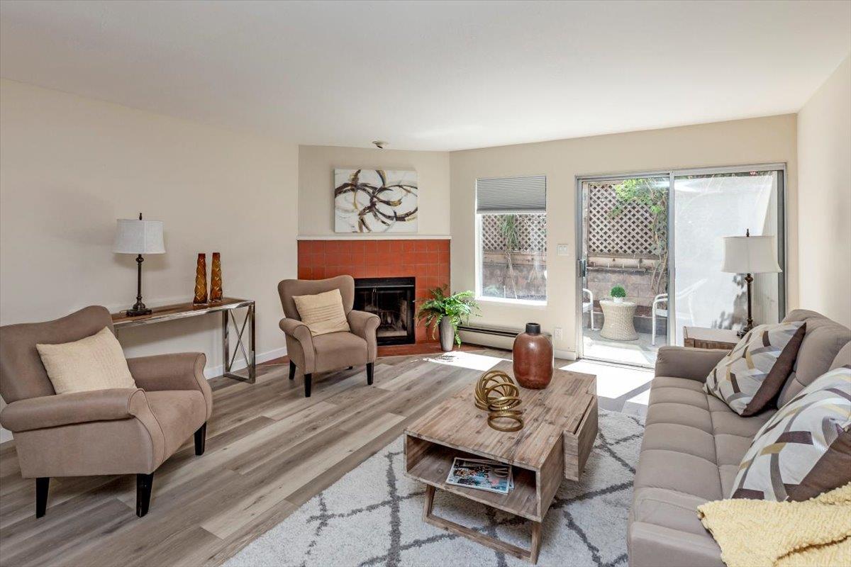 Detail Gallery Image 2 of 18 For 165 E Okeefe St #17,  Menlo Park,  CA 94025 - 2 Beds | 1/1 Baths
