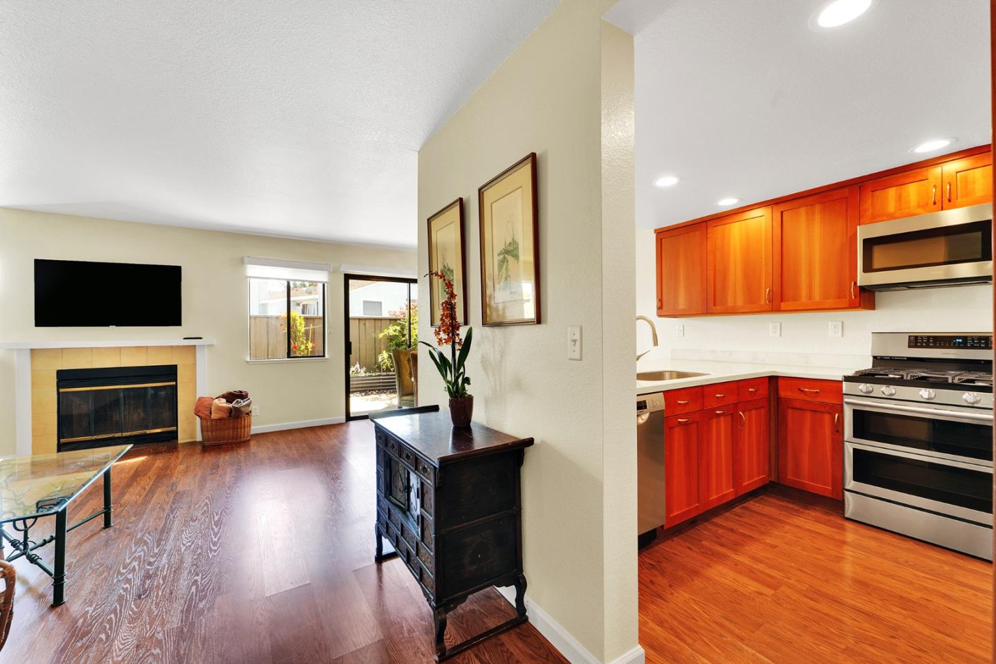 Detail Gallery Image 10 of 40 For 2958 Leotar Cir, Santa Cruz,  CA 95062 - 2 Beds | 2/1 Baths