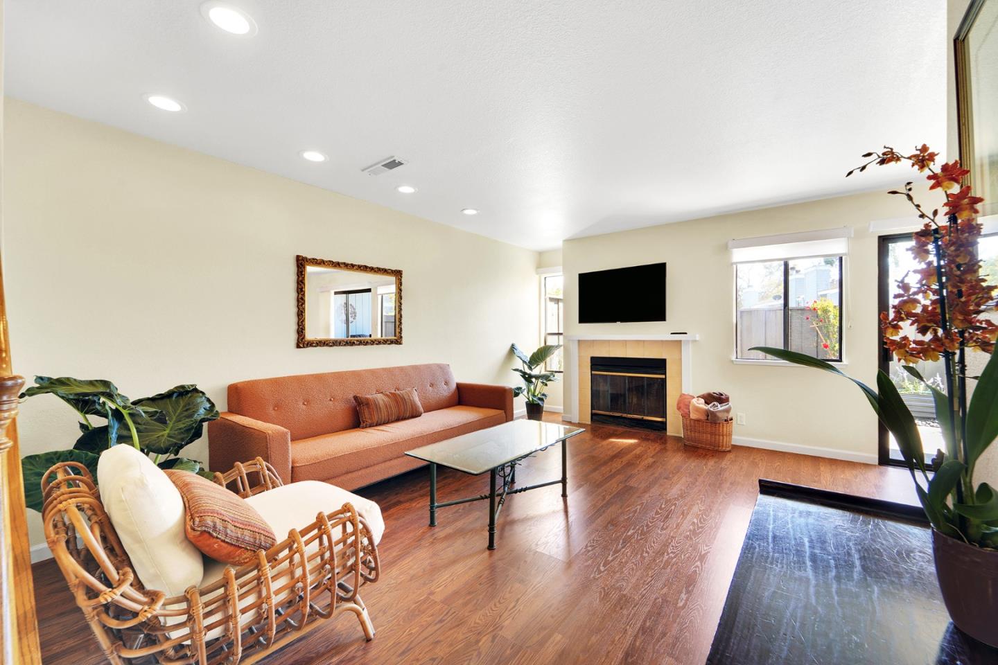 Detail Gallery Image 3 of 40 For 2958 Leotar Cir, Santa Cruz,  CA 95062 - 2 Beds | 2/1 Baths