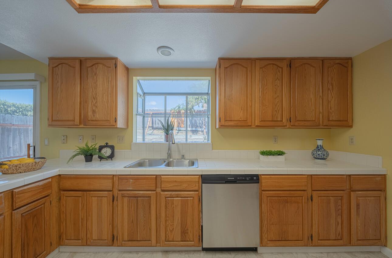 Detail Gallery Image 14 of 39 For 736 Potrero Way, Salinas,  CA 93907 - 3 Beds | 2/1 Baths