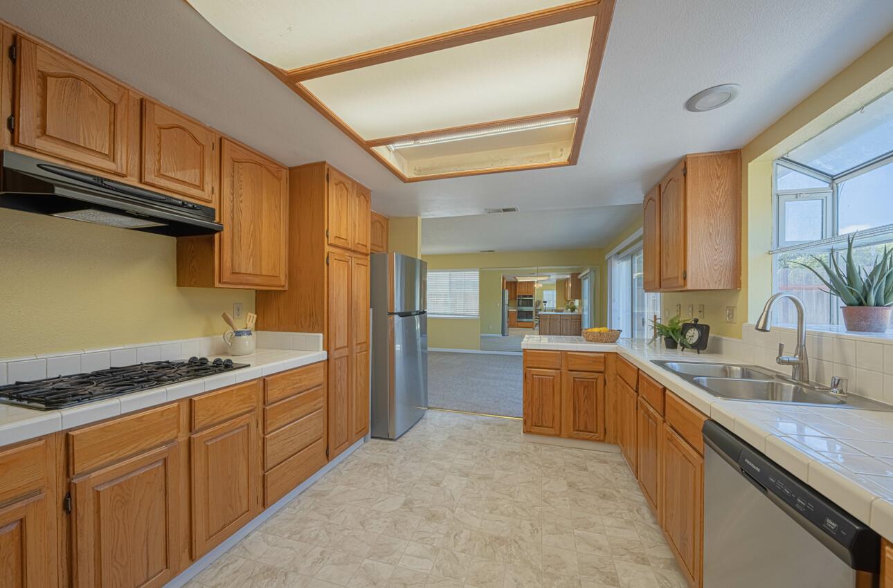 Detail Gallery Image 16 of 39 For 736 Potrero Way, Salinas,  CA 93907 - 3 Beds | 2/1 Baths