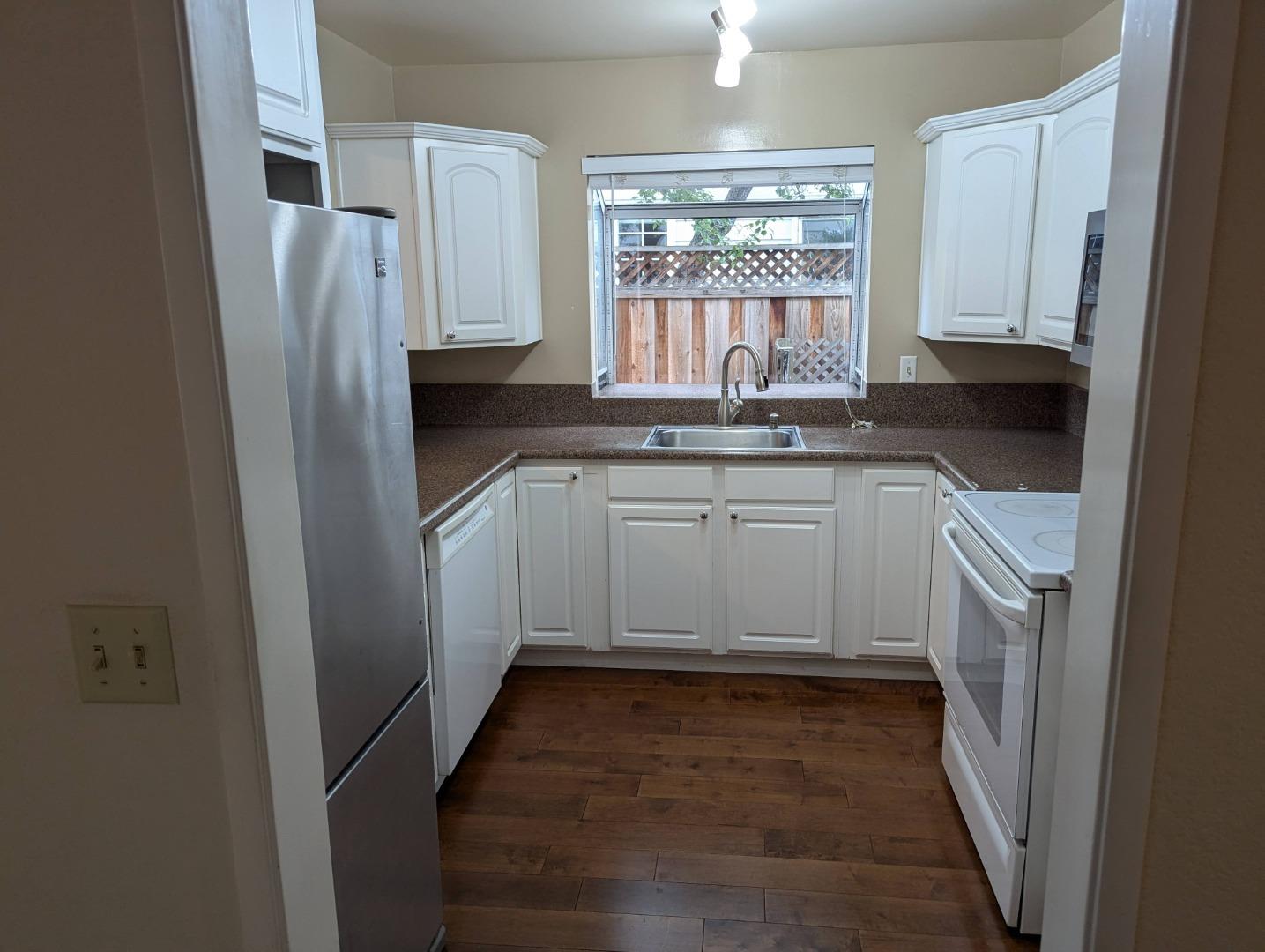 Detail Gallery Image 5 of 20 For 173 Sierra Vista Ave #4,  Mountain View,  CA 94043 - 2 Beds | 2/1 Baths