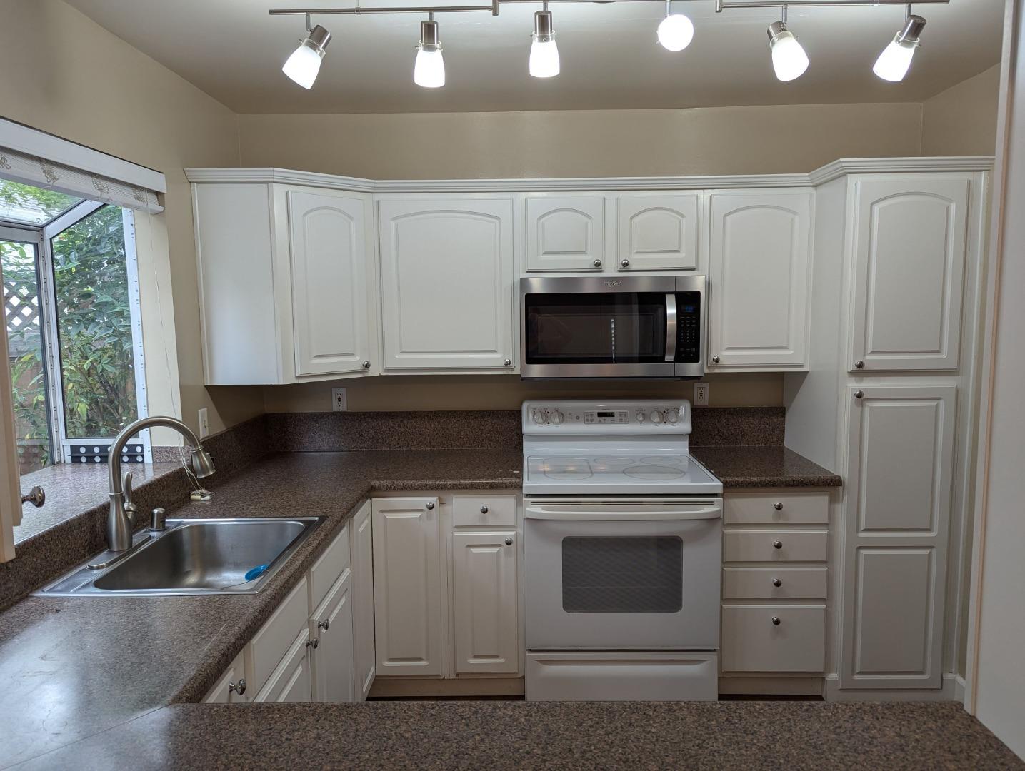 Detail Gallery Image 7 of 20 For 173 Sierra Vista Ave #4,  Mountain View,  CA 94043 - 2 Beds | 2/1 Baths